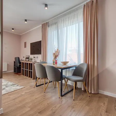 Ξενοδοχείο με διαμερίσματα Panorama Deluxe Κλουζ-Ναπόκα